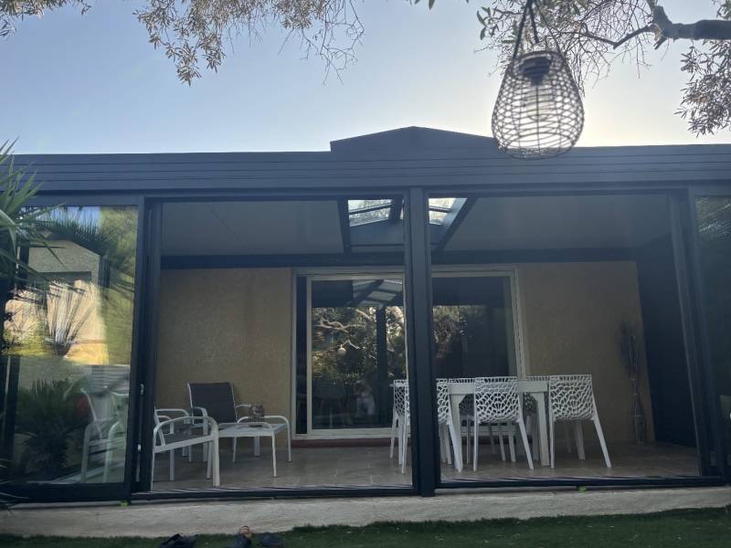 Véranda anthracite moderne