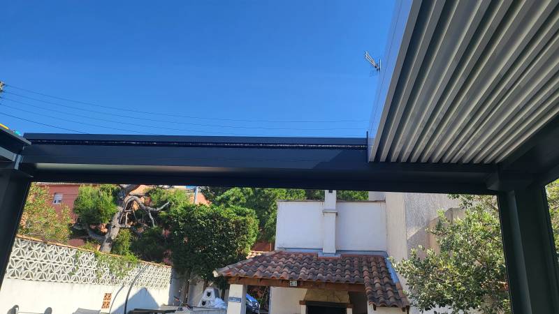 INSTALLATION D'UNE PERGOLA BIOCLIMATIQUE À LAMES ORIENTABLES ET RÉTRACTABLES À MAZARGUES MARSEILLE